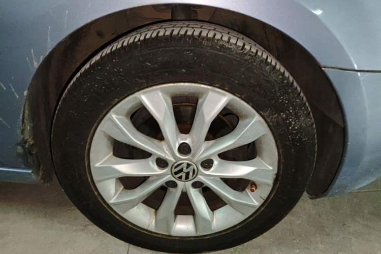 Used Volkswagen Golf 2011 1.6L Automatic Comfort Model Right Front Wheel Hub