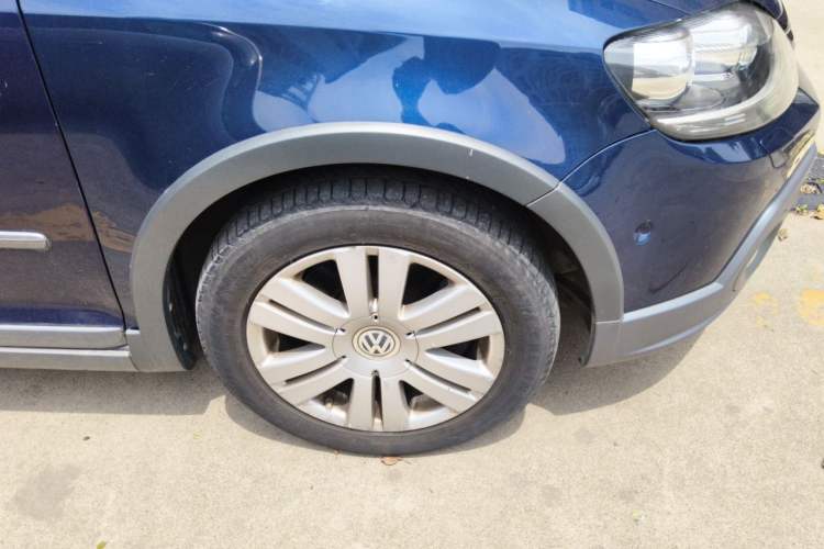 Used Volkswagen Golf 2011 1.4TSI Cross Golf Right Front Wheel Hub