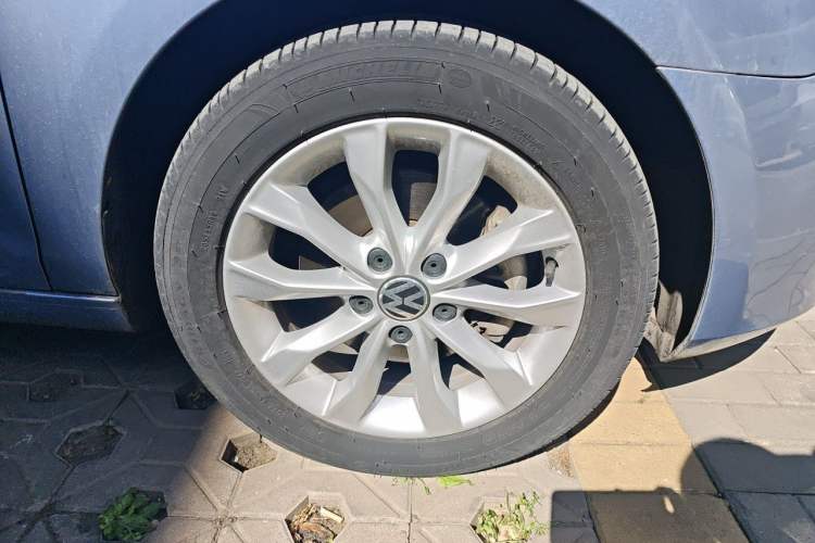 Used Volkswagen Golf 2011 1.4 TSI Automatic Luxury Edition Right Front Wheel Hub