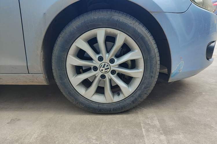 Used Volkswagen Golf 2011 1.4 TSI Automatic Luxury Edition Right Front Wheel Hub