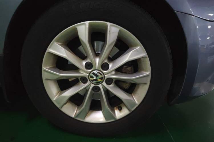 Used Volkswagen Golf 2011 1.6L Automatic Comfort Model Right Front Wheel Hub