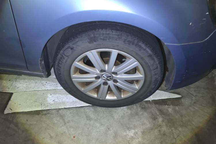 Used Volkswagen Golf 2011 1.6L Automatic Fashion Edition Right Front Wheel Hub
