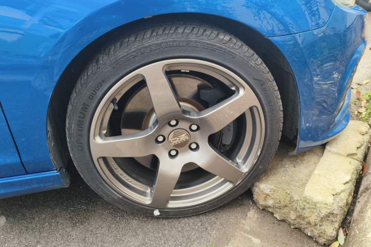 Used Volkswagen Golf 2011 2.0 TSI R Right Front Wheel Hub