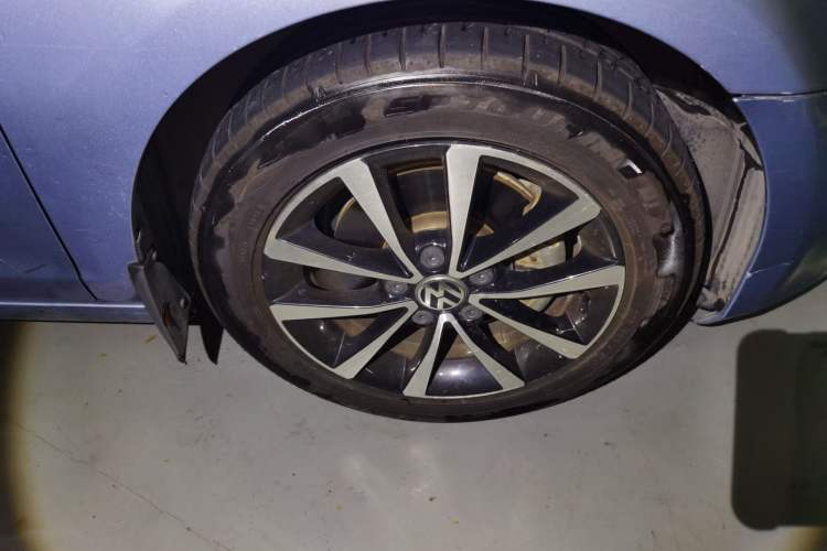 Used Volkswagen Golf 2011 1.4 TSI Automatic Luxury Edition Right Front Wheel Hub