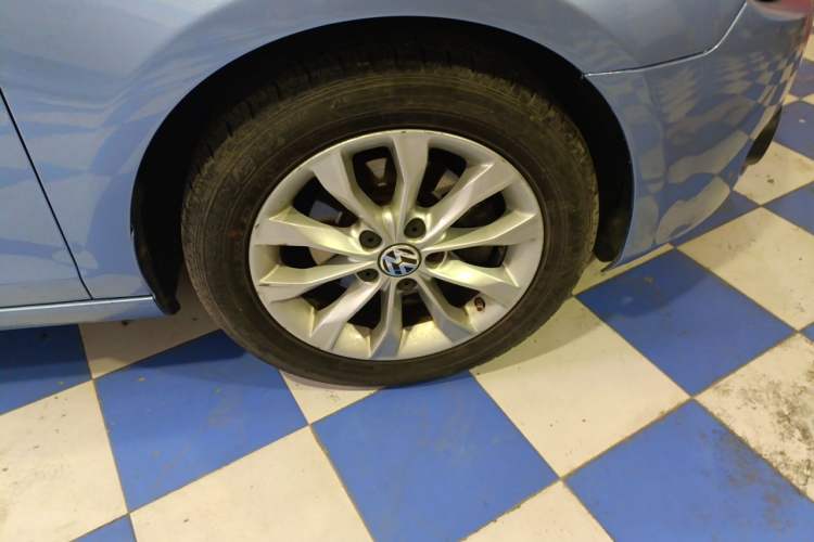 Used Volkswagen Golf 2011 1.6L Automatic Comfort Model Right Front Wheel Hub
