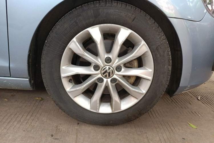 Used Volkswagen Golf 2011 1.4 TSI Manual Comfort Edition Right Front Wheel Hub