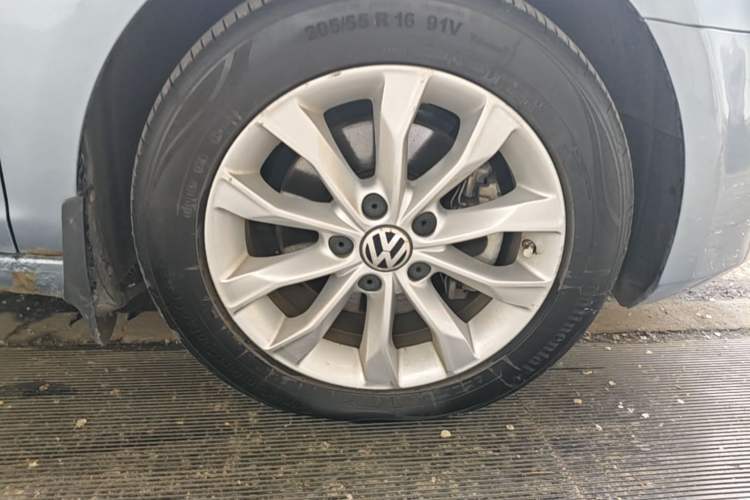Used Volkswagen Golf 2011 1.4 TSI Automatic Luxury Edition Right Front Wheel Hub