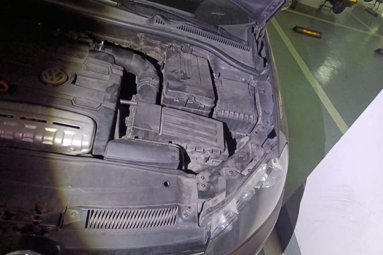 Used Volkswagen Golf 2011 1.4 TSI Comfort Travel Edition Engine Bay Left