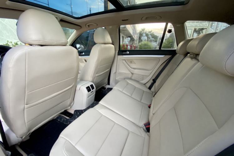 Used Volkswagen Golf 2011 1.4 TSI Luxury Touring Edition Interior 4