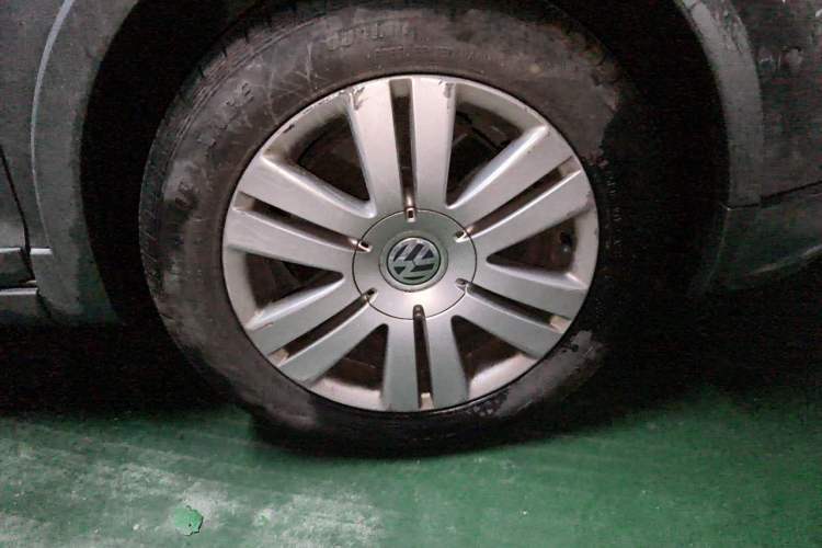 Used Volkswagen Golf  Right Front Wheel Hub