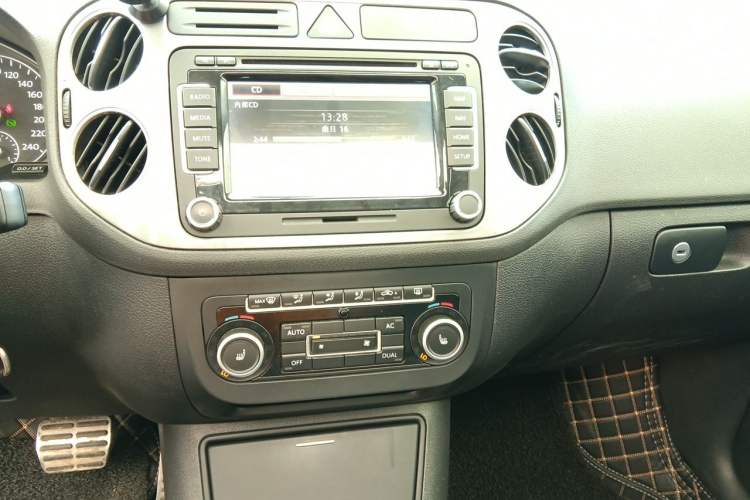Used Volkswagen Golf 2011 1.4TSI Cross Golf Audio And AC Panel