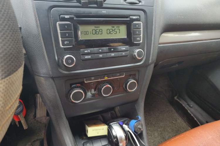 Used Volkswagen Golf 2011 1.6L Automatic Fashion Edition Audio And AC Panel