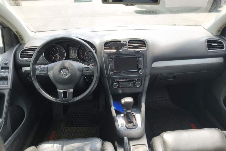 Used Volkswagen Golf 2011 1.4 TSI Automatic Luxury Edition Center Console