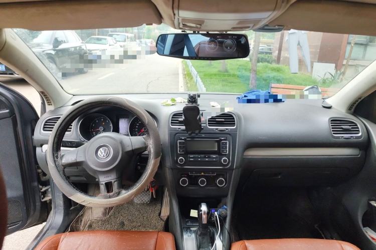 Used Volkswagen Golf 2011 1.6L Automatic Fashion Edition Center Console