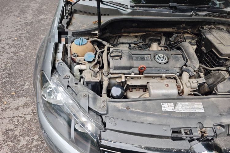 Used Volkswagen Golf 2011 1.4 TSI Automatic Luxury Edition Engine Bay Right
