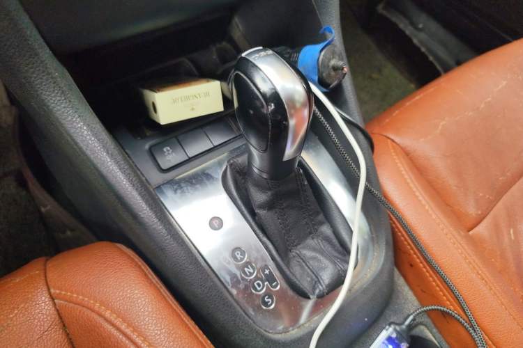 Used Volkswagen Golf 2011 1.6L Automatic Fashion Edition Gear Lever