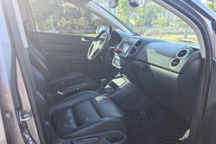 Used Volkswagen Golf 2011 1.4TSI Cross Golf Interior 2