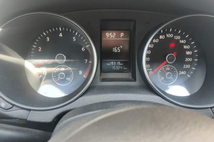 Used Volkswagen Golf 2011 1.4 TSI Automatic Comfort Model Odometer Close Up