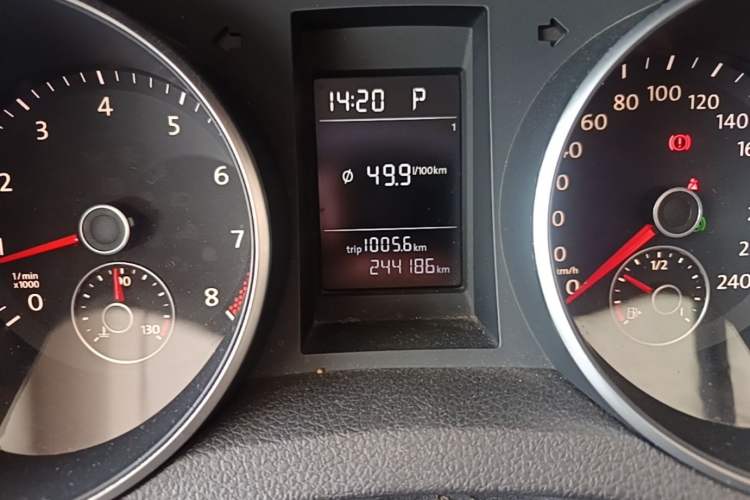 Used Volkswagen Golf 2011 1.4 TSI Automatic Comfort Model Odometer Close Up