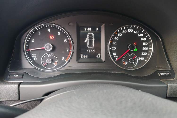 Used Volkswagen Golf 2011 1.4TSI Cross Golf Odometer Close Up