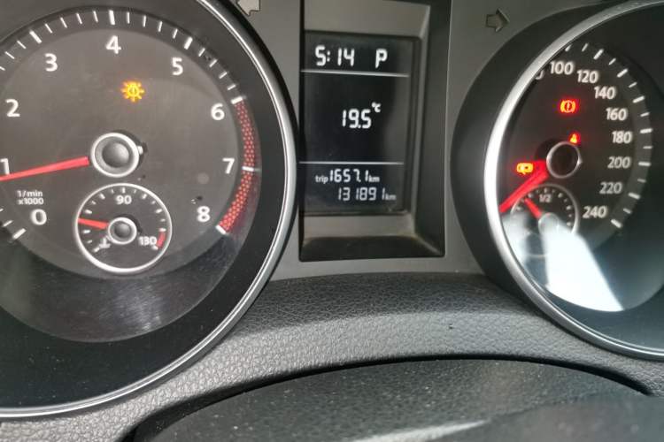 Used Volkswagen Golf 2011 1.6L Automatic Fashion Edition Odometer Close Up
