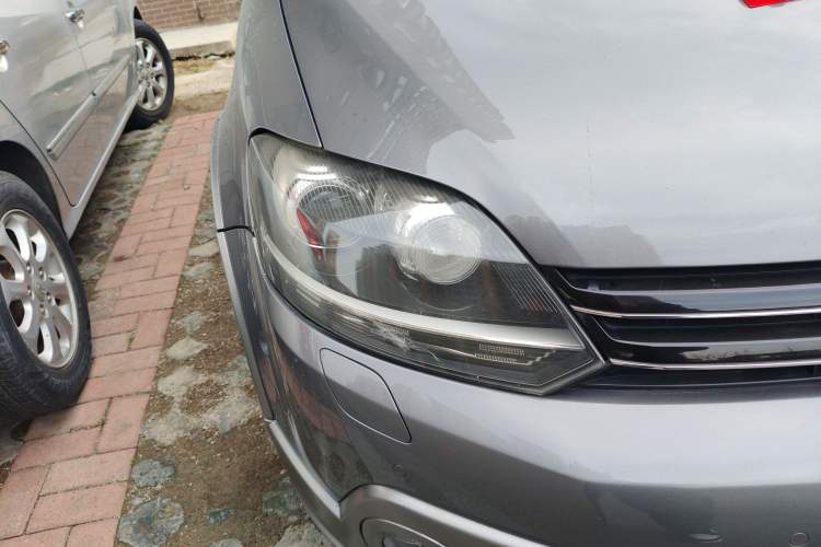 Used Volkswagen Golf 2011 1.4TSI Cross Golf Right Front Headlight