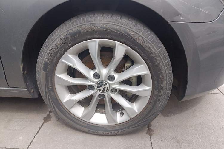 Used Volkswagen Golf 2011 1.4 TSI Automatic Comfort Model Right Front Wheel Hub
