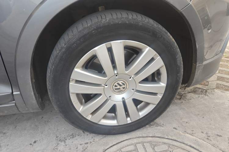 Used Volkswagen Golf 2011 1.4TSI Cross Golf Right Front Wheel Hub