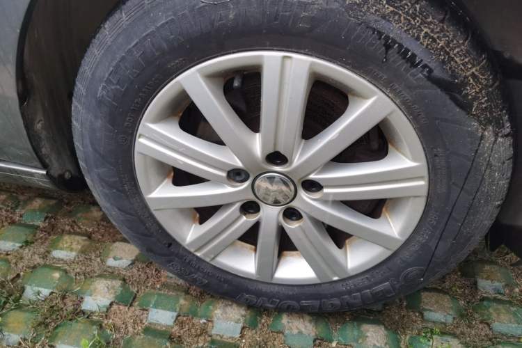 Used Volkswagen Golf 2011 1.6L Automatic Fashion Edition Right Front Wheel Hub