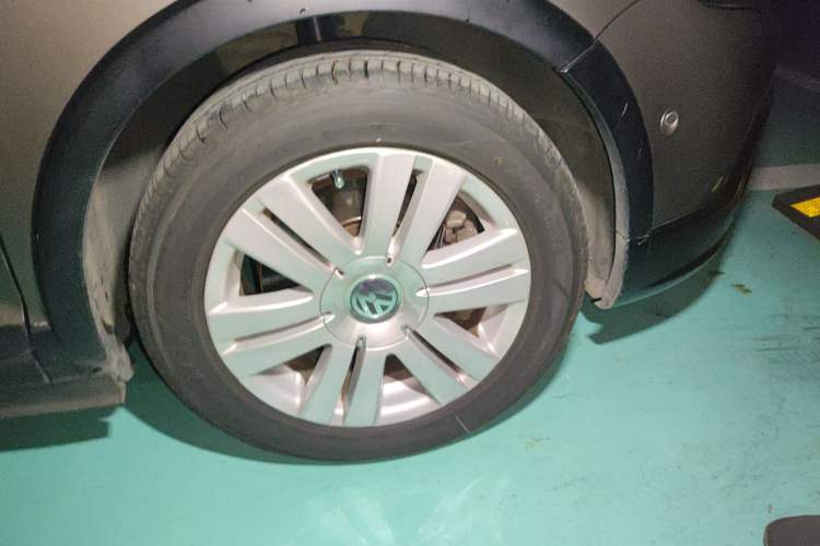 Used Volkswagen Golf 2011 1.4TSI Cross Golf Right Front Wheel Hub