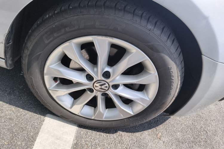 Used Volkswagen Golf 2011 1.4 TSI Automatic Luxury Edition Right Front Wheel Hub