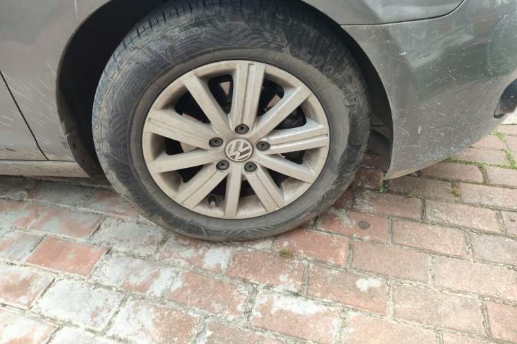 Used Volkswagen Golf 2011 1.6L Automatic Fashion Edition Right Front Wheel Hub