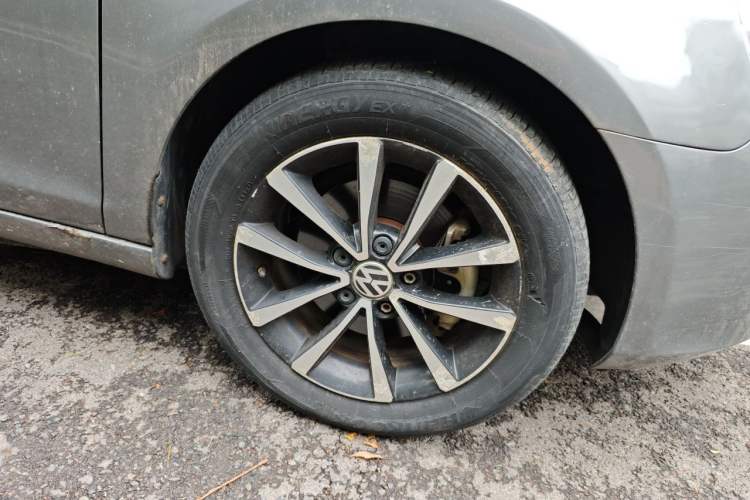Used Volkswagen Golf 2011 1.4 TSI Automatic Luxury Edition Right Front Wheel Hub