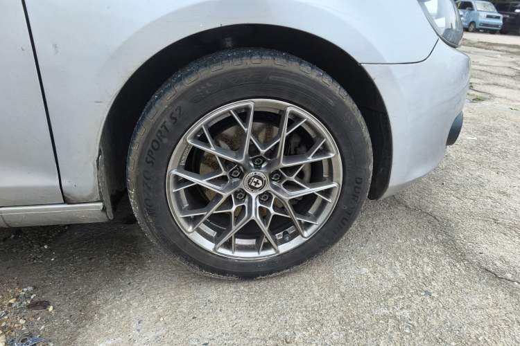 Used Volkswagen Golf 2011 1.4 TSI Manual Comfort Edition Right Front Wheel Hub