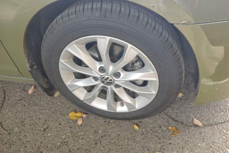Used Volkswagen Golf 2011 1.4 TSI Manual Comfort Edition Right Front Wheel Hub