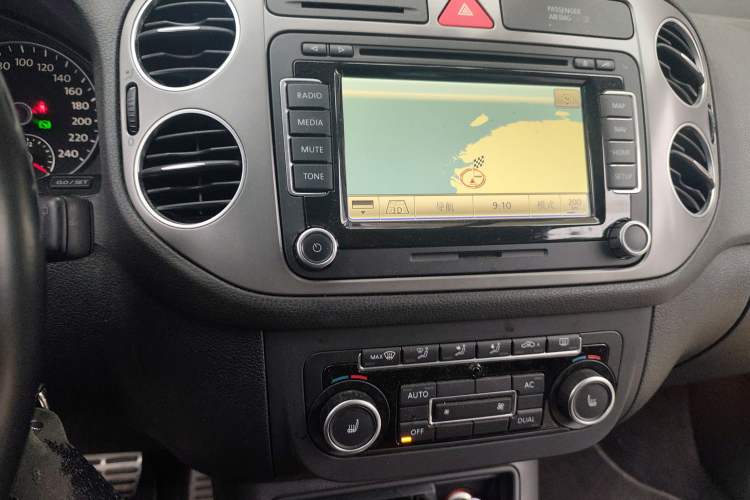 Used Volkswagen Golf 2011 1.4TSI Cross Golf Audio And AC Panel