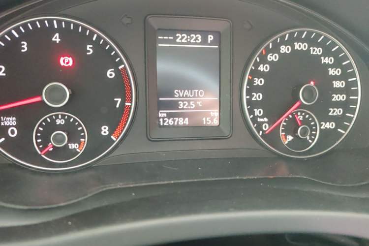 Used Volkswagen Golf 2011 1.4TSI Cross Golf Odometer Close Up