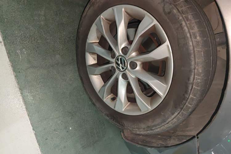 Used Volkswagen Golf 2011 1.6L Automatic Comfort Model Right Front Wheel Hub