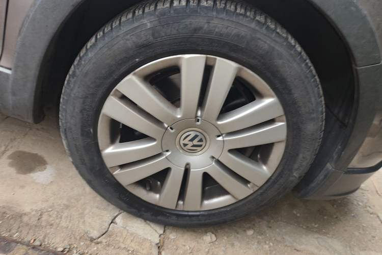 Used Volkswagen Golf 2011 1.4TSI Cross Golf Right Front Wheel Hub
