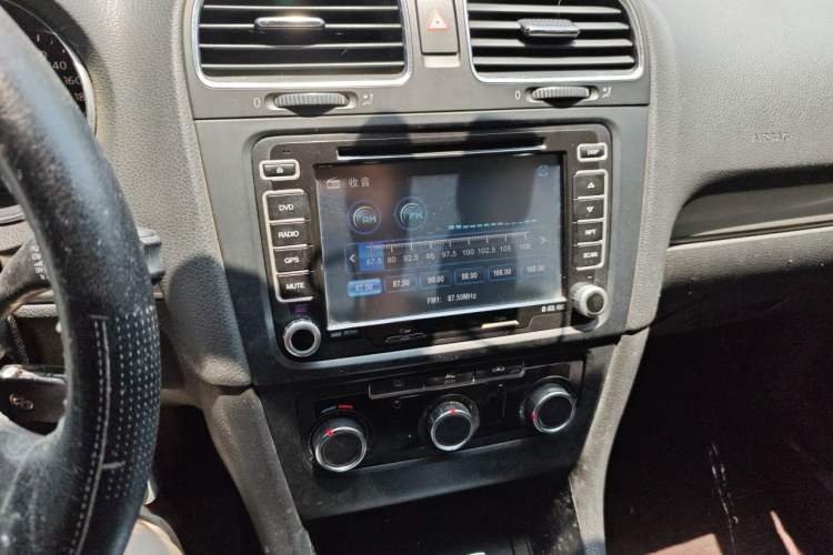 Used Volkswagen Golf 2011 1.6L Automatic Fashion Edition Audio And AC Panel