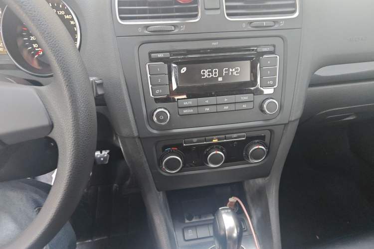 Used Volkswagen Golf 2011 1.6L Automatic Comfort Model Audio And AC Panel