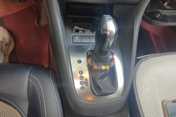 Used Volkswagen Golf 2011 1.6L Automatic Fashion Edition Gear Lever