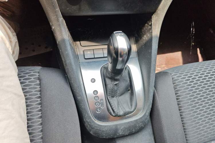 Used Volkswagen Golf 2011 1.6L Automatic Fashion Edition Gear Lever