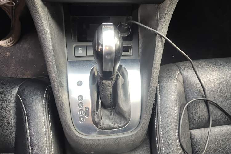 Used Volkswagen Golf 2011 1.6L Automatic Comfort Model Gear Lever