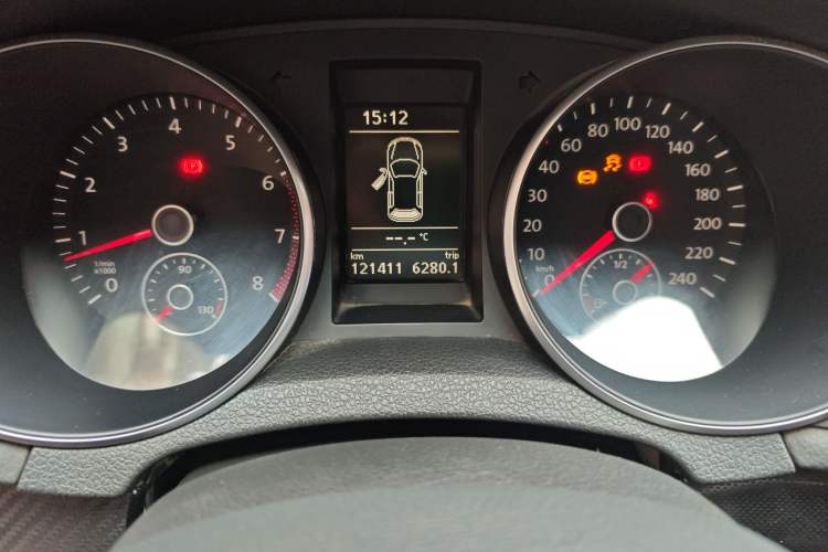 Used Volkswagen Golf 2011 1.4 TSI Manual Comfort Edition Odometer Close Up