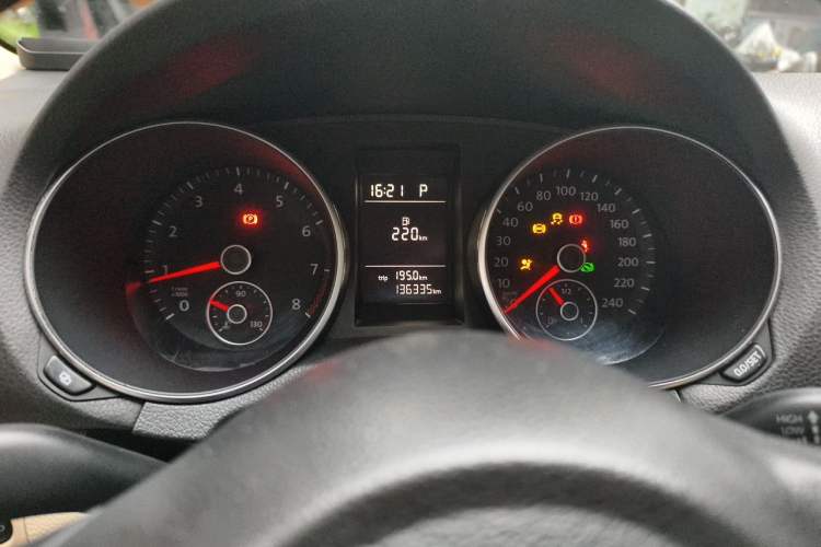 Used Volkswagen Golf 2011 1.4 TSI Automatic Comfort Model Odometer Close Up