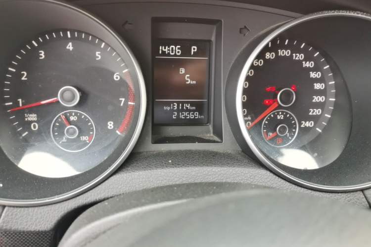 Used Volkswagen Golf 2011 1.4 TSI Automatic Comfort Model Odometer Close Up