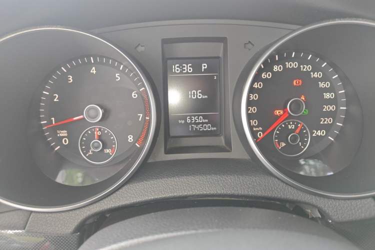 Used Volkswagen Golf 2011 1.4 TSI Automatic Comfort Model Odometer Close Up