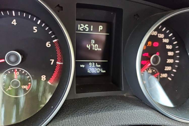 Used Volkswagen Golf 2011 1.4 TSI Automatic Comfort Model Odometer Close Up