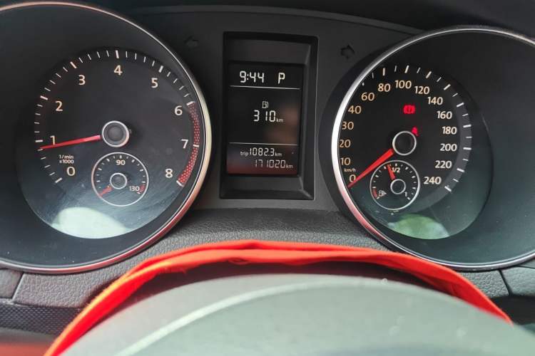 Used Volkswagen Golf 2011 1.6L Automatic Comfort Model Odometer Close Up